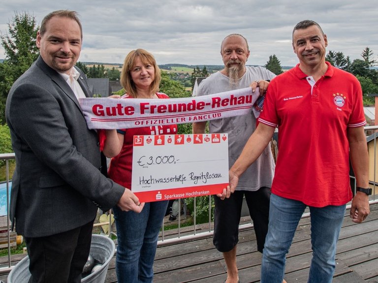Großzügige Spende des FC-Bayern Fanclub Gute Freunde-Rehau